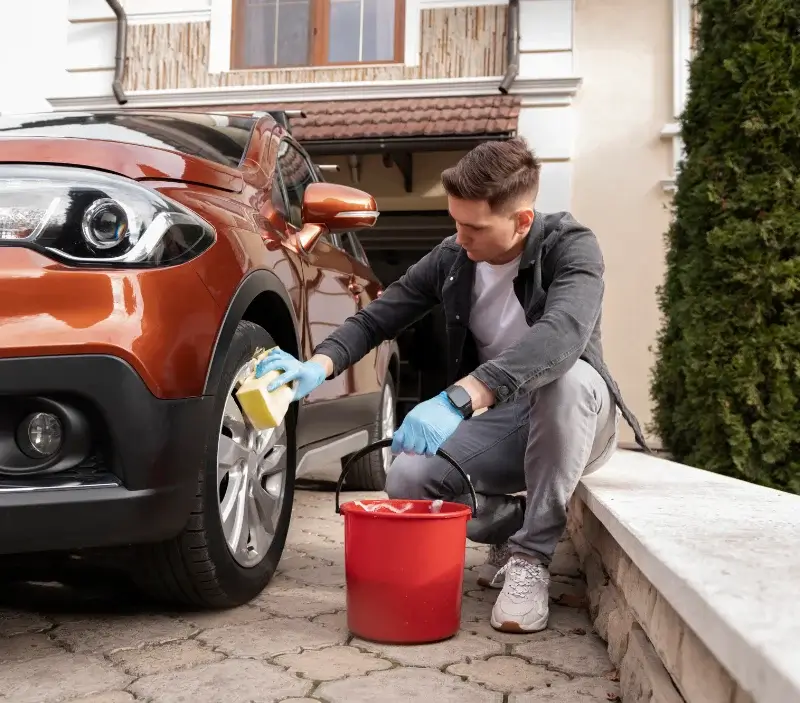 Lavage auto à domicile Saint-André-sur-Vieux-Jonc : professionnel intervenant sur un véhicule